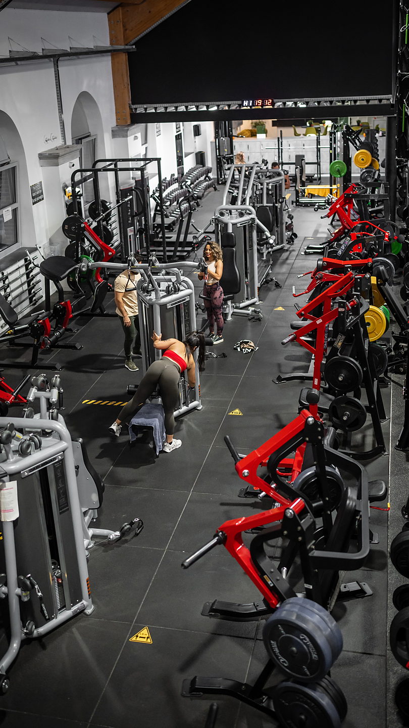 Le plateau de musculation de DBM Gym à Morlanwelz, avec ses machines rouges et noires